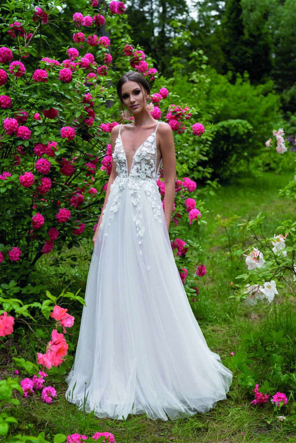 Das Brautkleid Alissa der Marke Dama Couture mit V-Cutouts und zarter Blütenspitze ist ein absoluter Hingucker für jede Braut